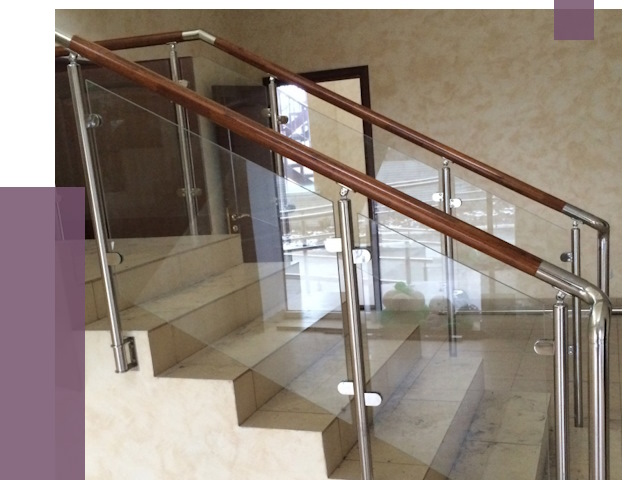 Комбинированные перила из металла и дерева в Киселёвске