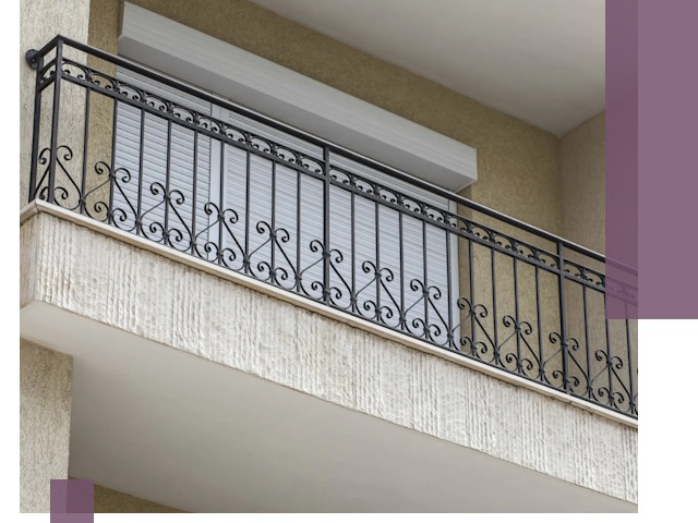 Балконные ограждения из металла и стекла в Киселёвске для домов